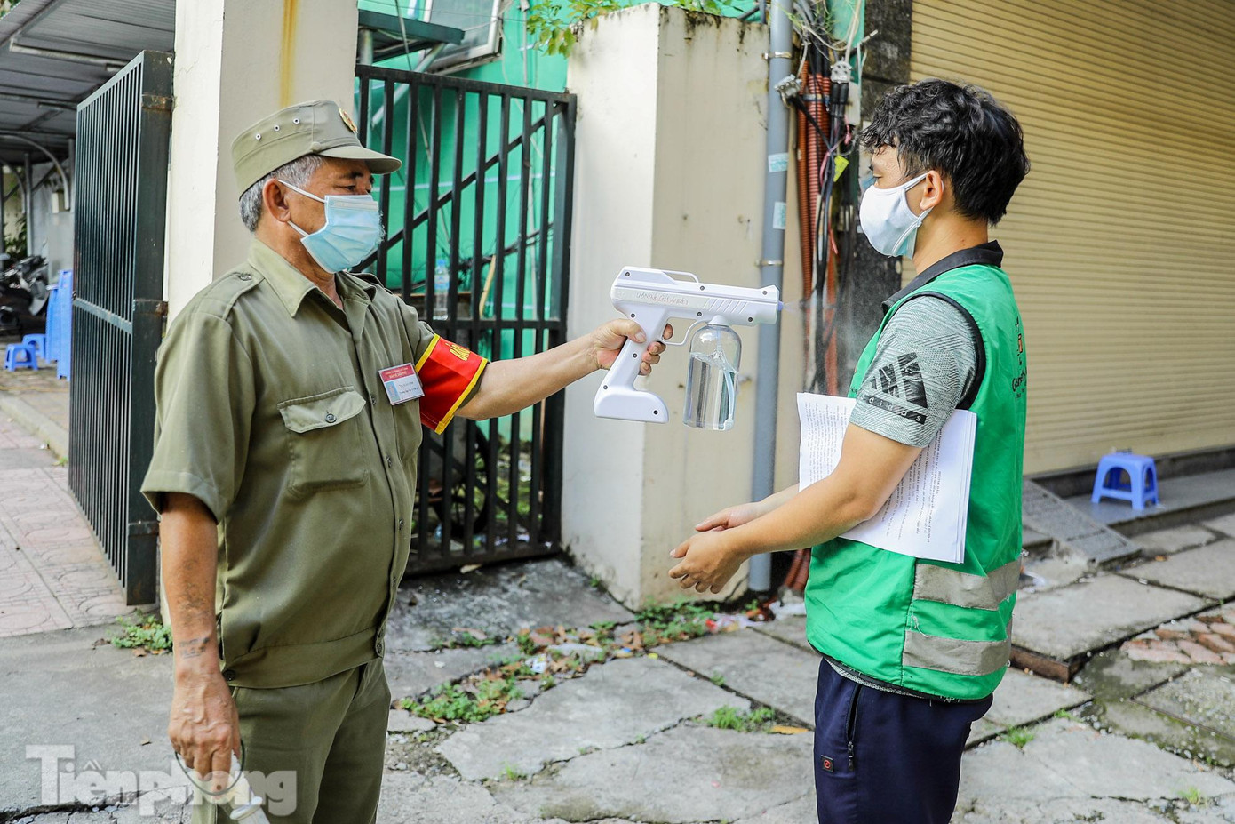 Các tài xế giao hàng đến đăng ký tiêm được yêu cầu rửa tay khử khuẩn, kiểm tra thân nhiệt và giữ khoảng cách.