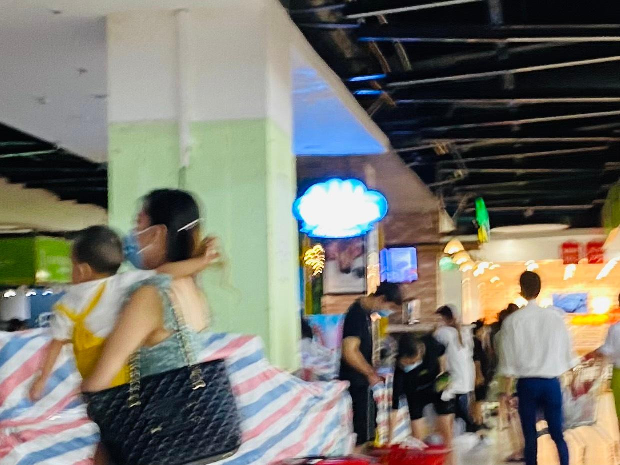 Nhiều người mang cả con nhỏ, những cháu bé chắc chắn chưa hề được tiêm phòng đến nơi đông người này