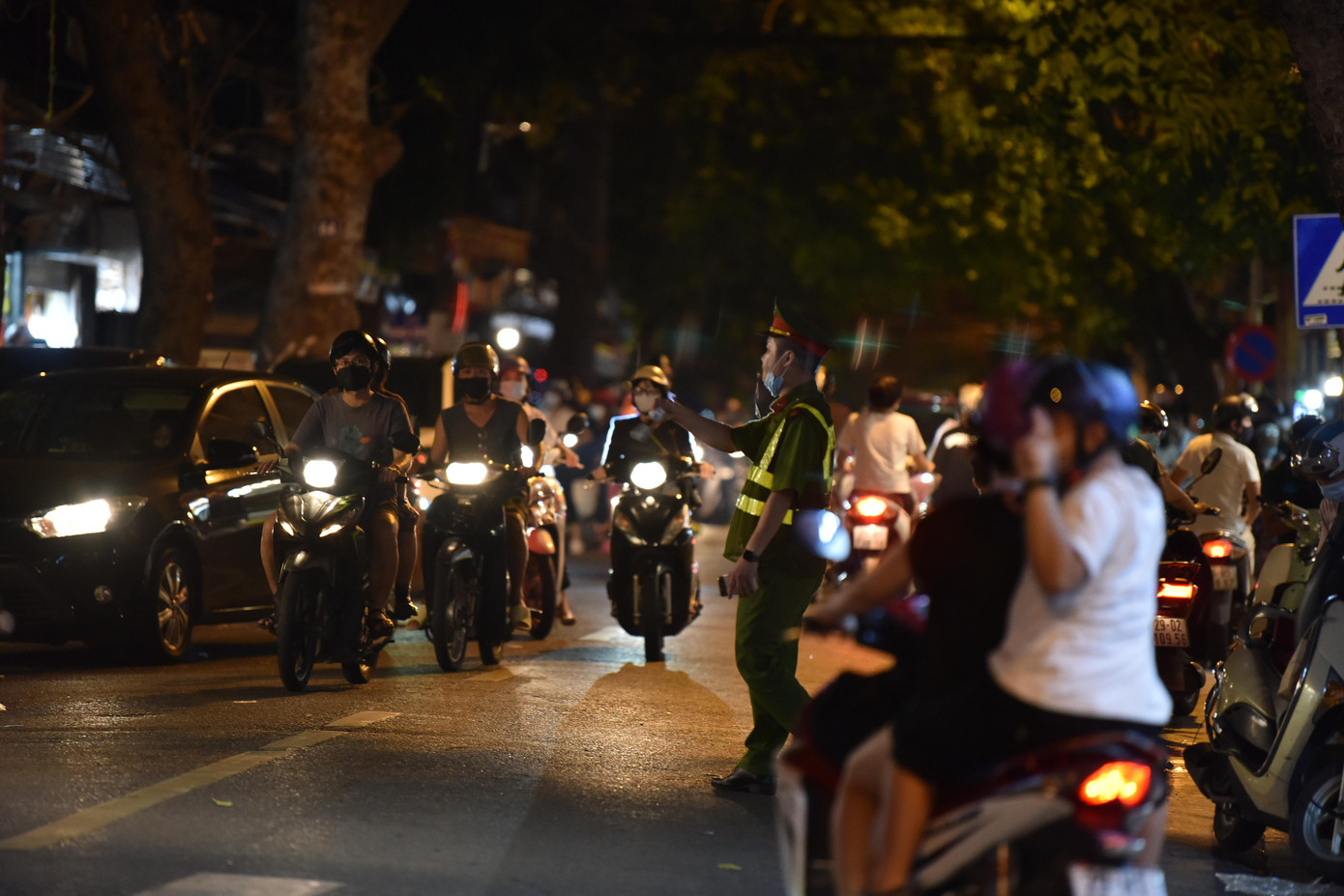 Lực lượng công an phường Hàng Mã liên tục nhắc nhở người dân cũng như các tiểu thương không bày bán kinh doanh, không tụ tập đông người.