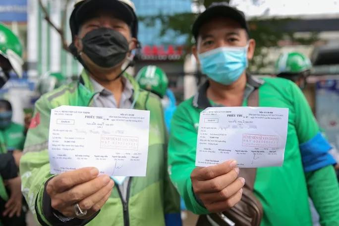 "Tôi có mặt tại đây từ 6 giờ nhưng trước tôi đã có hàng trăm tài xế đến xếp hàng. Việc được lấy mẫu xét nghiệm COVID-19 khiến tôi an tâm hơn khi làm việc và dễ dàng qua các chốt kiểm soát dịch" - ông Trương Thành Đoàn (55 tuổi, tài xế hãng Grab) nói.