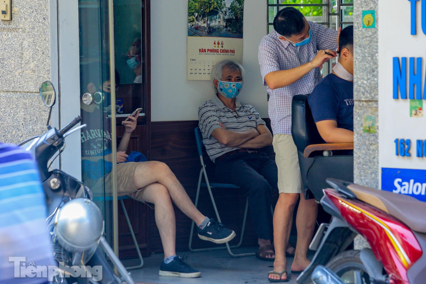 Một quán salon nhỏ trên đường Ngọc Hà (quận Ba Đình) kín khách, kín ghế chờ. Một quán salon nhỏ trên đường Ngọc Hà (quận Ba Đình) kín khách, kín ghế chờ.