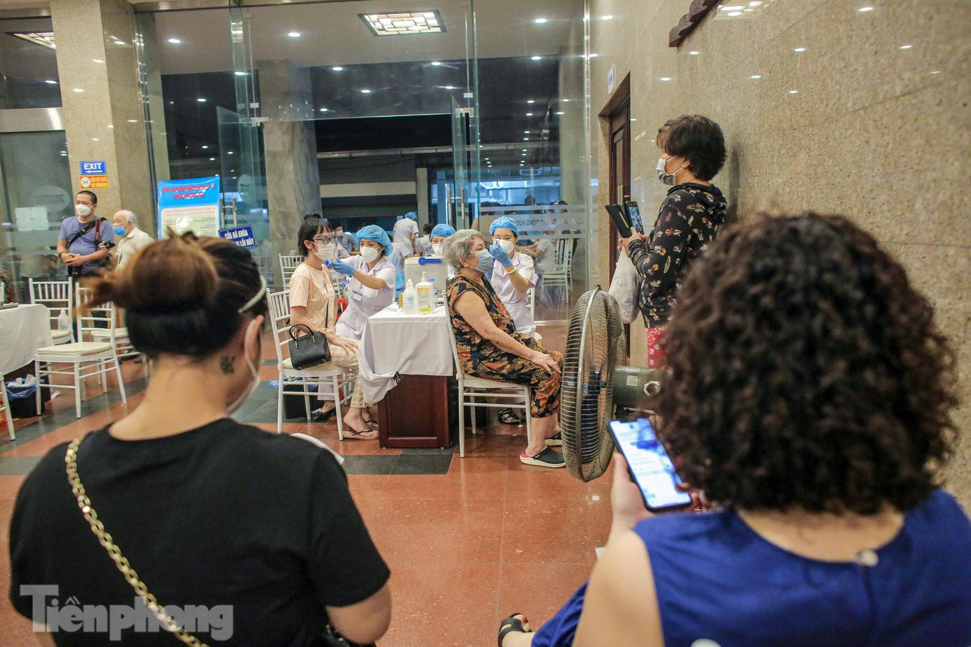 Trong tối nay (9/9), quận Hoàn Kiếm sẽ tiêm đến 12h cho 2000 đối tượng, chủ yếu là người trên 65 tuổi.