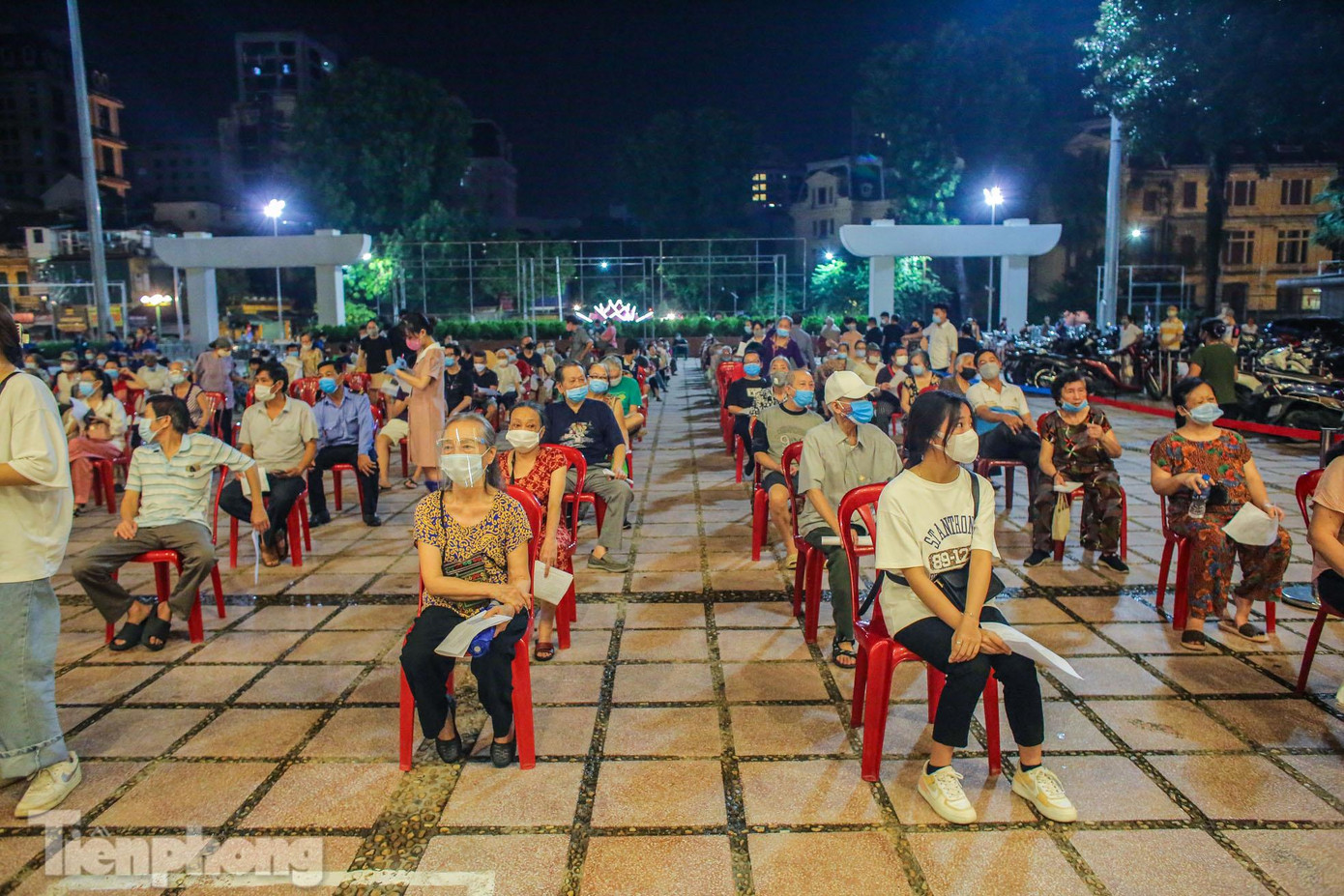 Cũng trong tối nay, đối tượng tiêm hầu hết là những người già trên 65 tuổi.