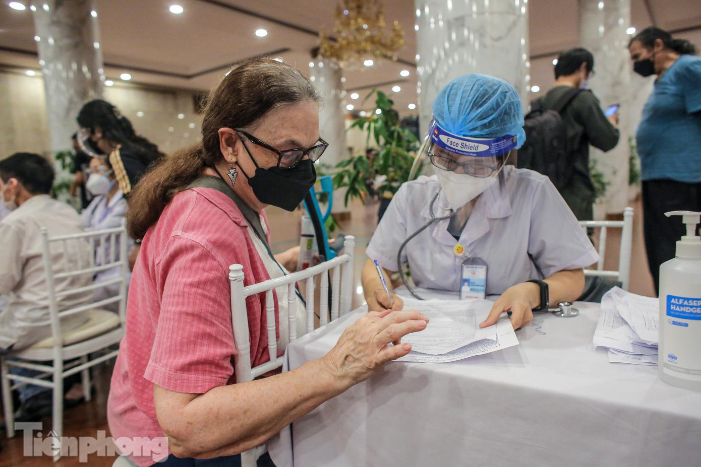 "Hiện nay, quận đang triển khai lấy mẫu xét nghiệm diện rộng lần thứ năm với chỉ tiêu là 40.000 mẫu; cùng với xét nghiệm, quận cũng tổ chức tiêm vắc xin đồng bộ. Tính đến ngày 7-9, toàn quận tiêm được hơn 62.000 người, đạt gần 60%", ông Long cho biết.