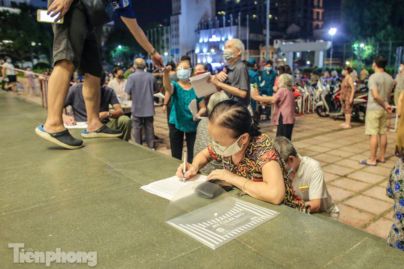 Ghi nhận trong tối nay, hàng nghìn người trên địa bàn quận Hoàn Kiếm đã đến địa điểm tiêm là Cung Văn hóa Hữu nghị Việt-Xô theo các giờ để tiêm chủng vắc xin COVID-19.