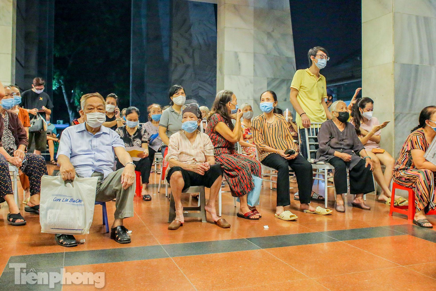 Những người tiêm xong ngồi theo dõi sức khỏe.