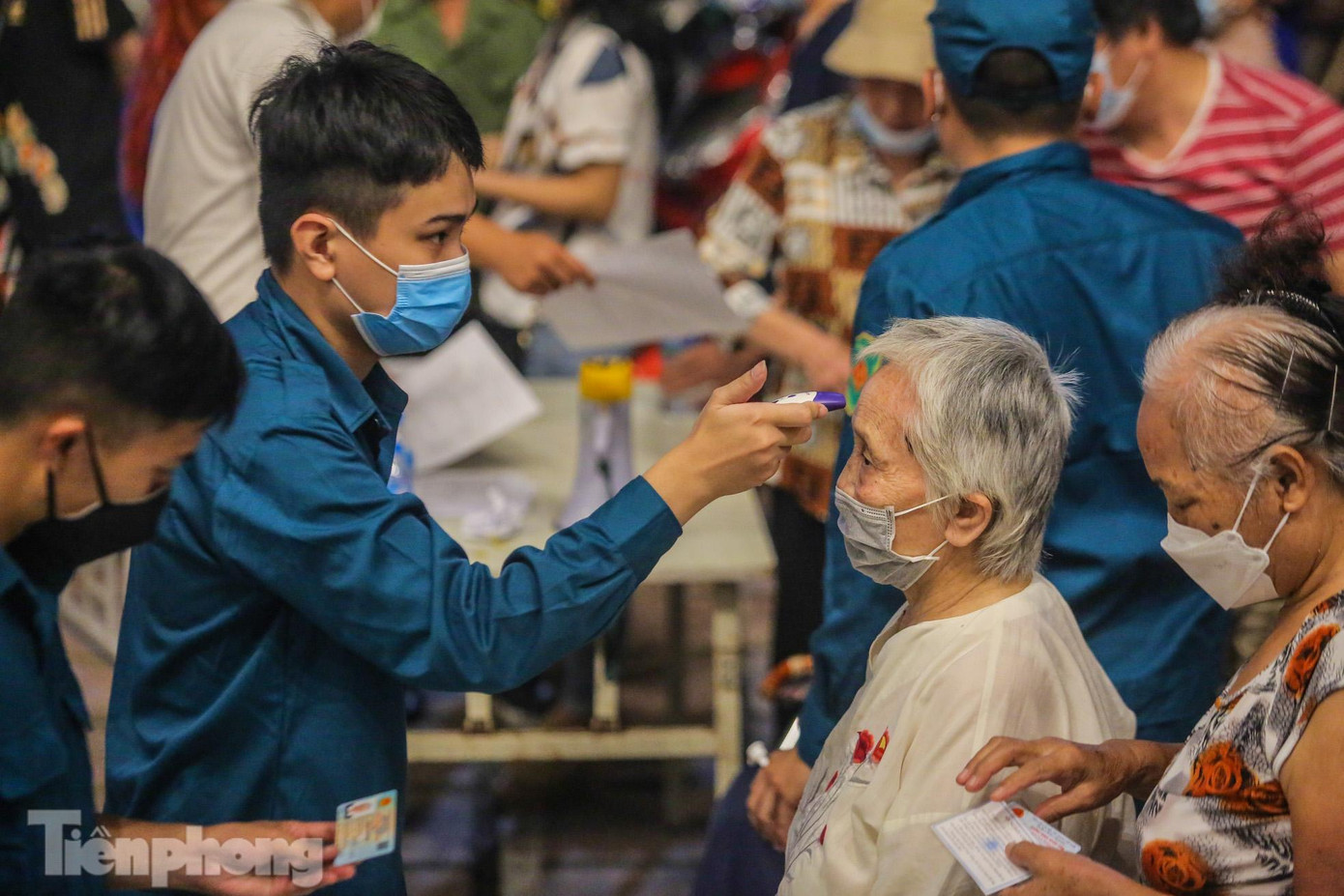 Người đến tiêm chủng được yêu cầu rửa tay khử khuẩn, kiểm tra thân nhiệt và giữ khoảng cách.