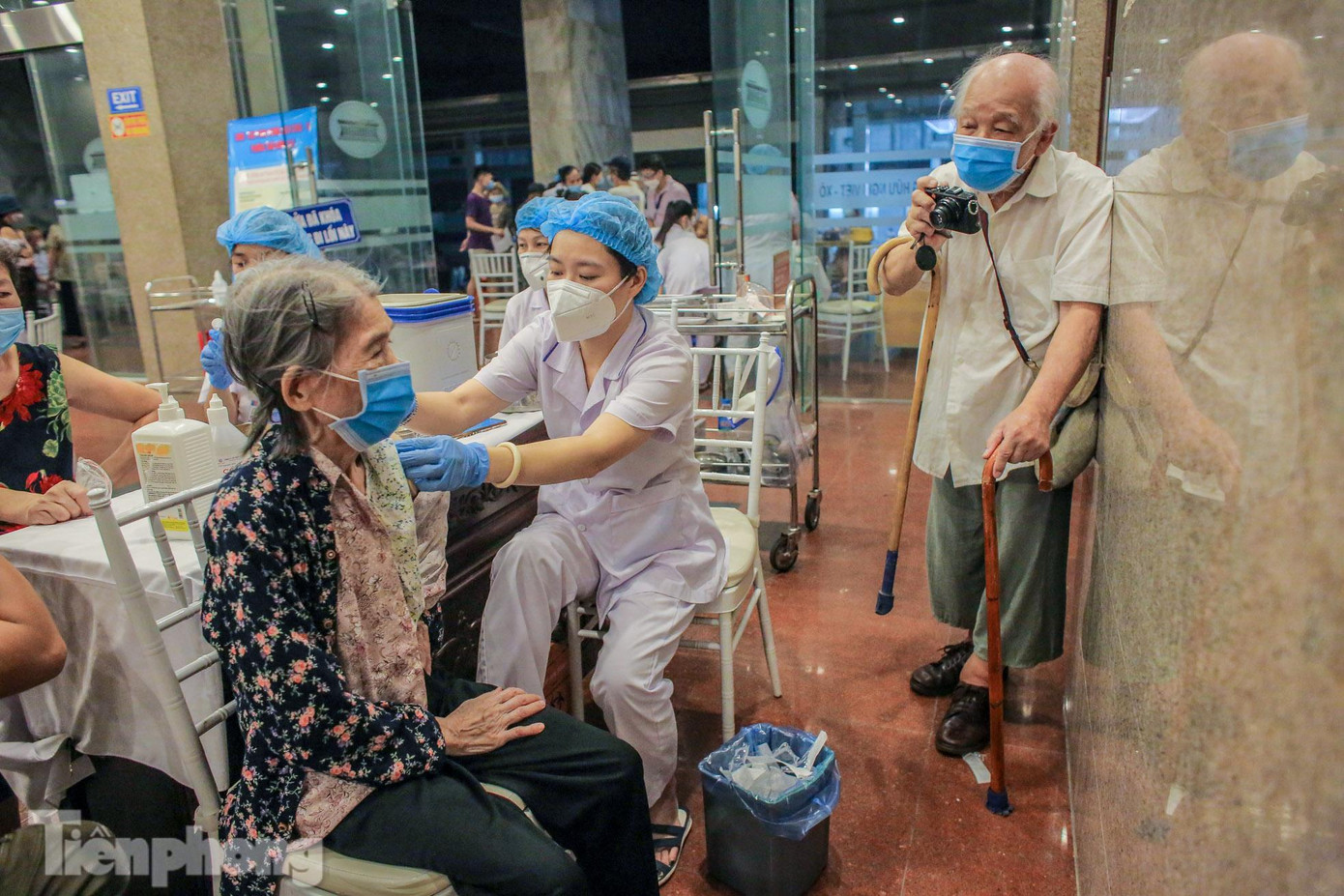 "Để đẩy nhanh tiến độ, phường đã bố trí và sắp xếp lại lịch tiêm. Cụ thể từ hôm nay tổ chức tiêm vào buổi tối vừa đảm bảo tiến độ vừa đảm bảo thời tiết mát mẻ cho người dân đặc biệt là người trên 65 tuổi", ông Nguyễn Quốc Hoàn, Phó Chủ tịch quận Hoàn Kiếm cho biết.