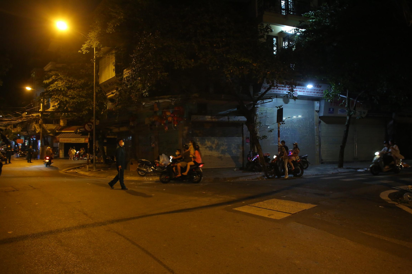 Những xe đi vào khu vực đều được phân luồng quay ra.