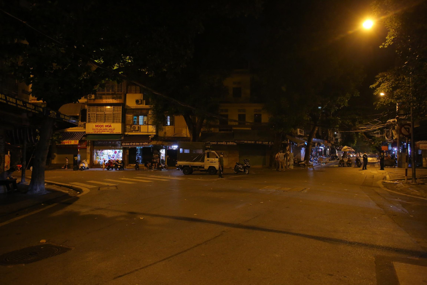 Hình ảnh khu phố Hàng Mã từ đông đúc nhanh chóng trở nên vắng vẻ.