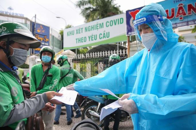 Các nhân viên y tế sẽ trả phiếu xét nghiệm âm tính cho các shipper để được hoạt động, riêng các shipper của Be sẽ được thông báo kết quả qua app.