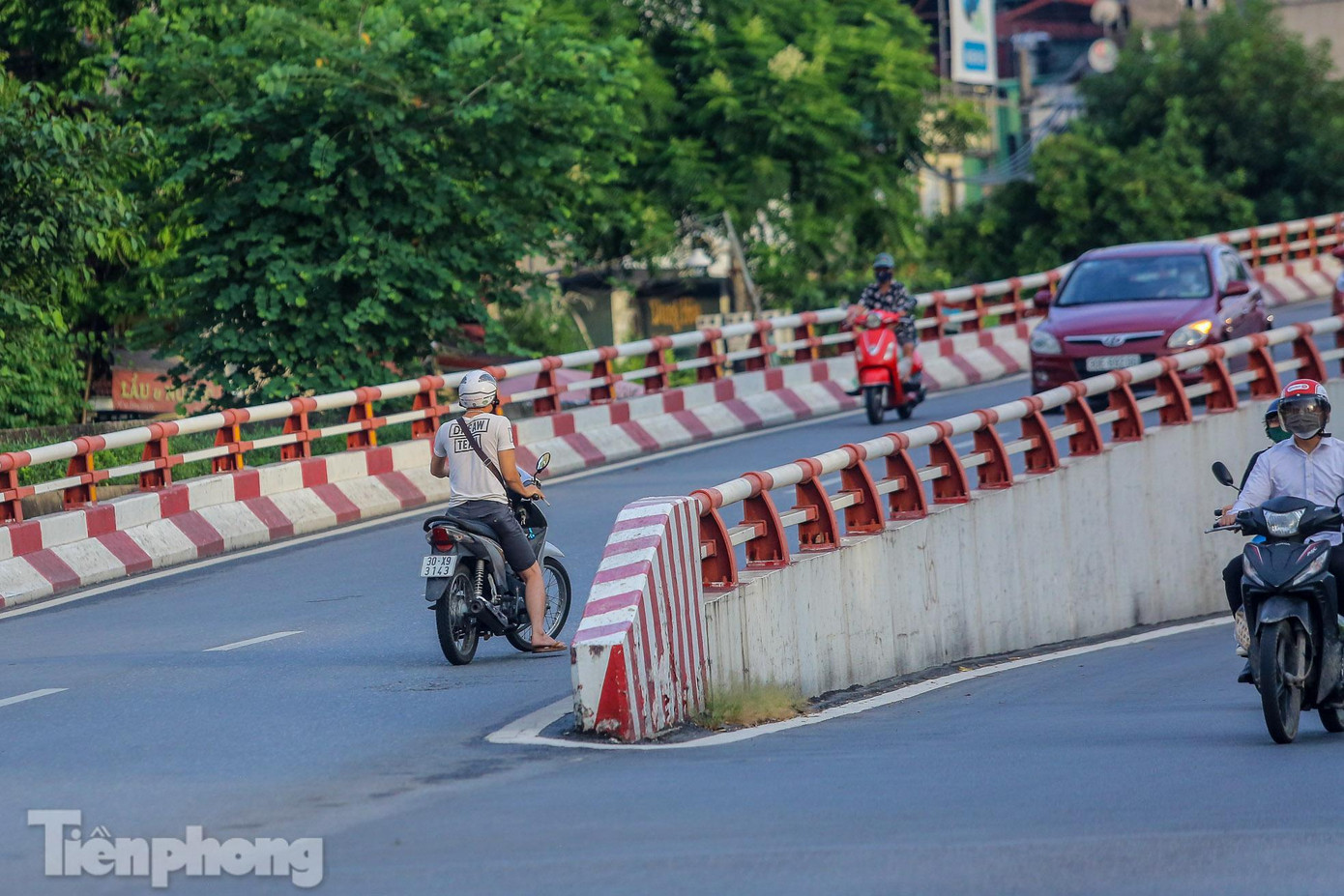 Tuy nhiên, để né tránh, rất nhiều phương tiện chọn cách đi ngược chiều đường xuống theo hướng từ bên quận Long Biên về quận Hoàn Kiếm để tránh bị lực lượng chức năng kiểm soát. Tuy nhiên, để né tránh, rất nhiều phương tiện chọn cách đi ngược chiều đường xuống theo hướng từ bên quận Long Biên về quận Hoàn Kiếm để tránh bị lực lượng chức năng kiểm soát.