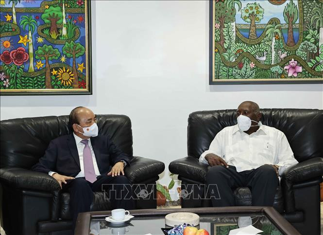 Ủy viên Bộ Chính trị, Phó Chủ tịch nước Cuba Salvador Valdes Mesa đón Chủ tịch nước Nguyễn Xuân Phúc tại sân bay Quốc tế Jose Marti, La Habana. Ảnh: Thống Nhất/TTXVN Ủy viên Bộ Chính trị, Phó Chủ tịch nước Cuba Salvador Valdes Mesa đón Chủ tịch nước Nguyễn Xuân Phúc tại sân bay Quốc tế Jose Marti, La Habana. Ảnh: Thống Nhất/TTXVN