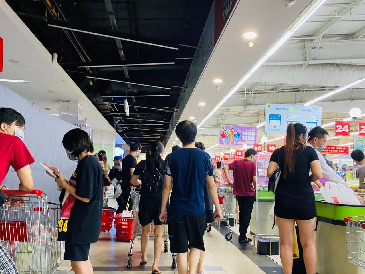 Khu vực thanh toán đông người.