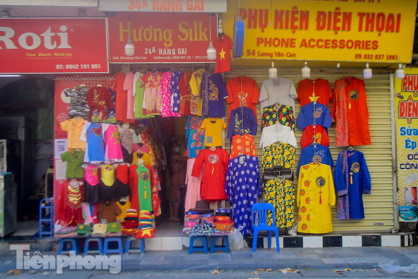 Một cửa hàng bày bán đa dạng quần áo trên đường phố Lương Văn Can.