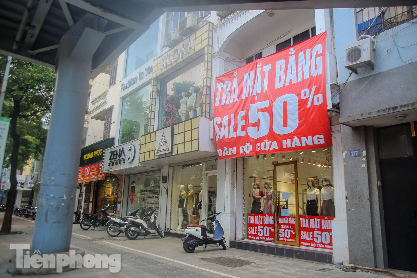 "Tiền thuê nhà đắt đỏ trong khi việc buôn bán quá trì trệ. Mặc dù đã được mở cửa hàng nhưng hiện này không bán được 1/5 so với ngày thường nên chúng tôi không dám nhập hàng mới. Chúng tôi sợ khó có thể duy trì được cửa hàng", nhân viên một cửa hàng trên phố Chùa Bộc chia sẻ.