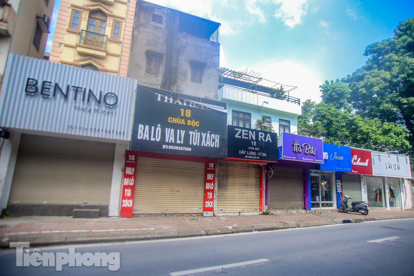 Hình ảnh dãy cửa hàng trên phố Chùa Bộc "cửa đóng then cài" trong ngày đầu tiên mở lại.