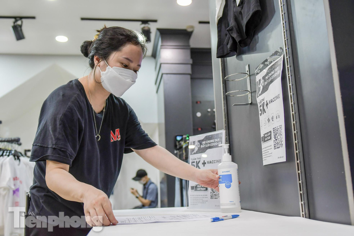 Các cửa hàng đều chuẩn bị mã QR, tờ khai y tế, nước khử khuẩn phục vụ khách hàng.