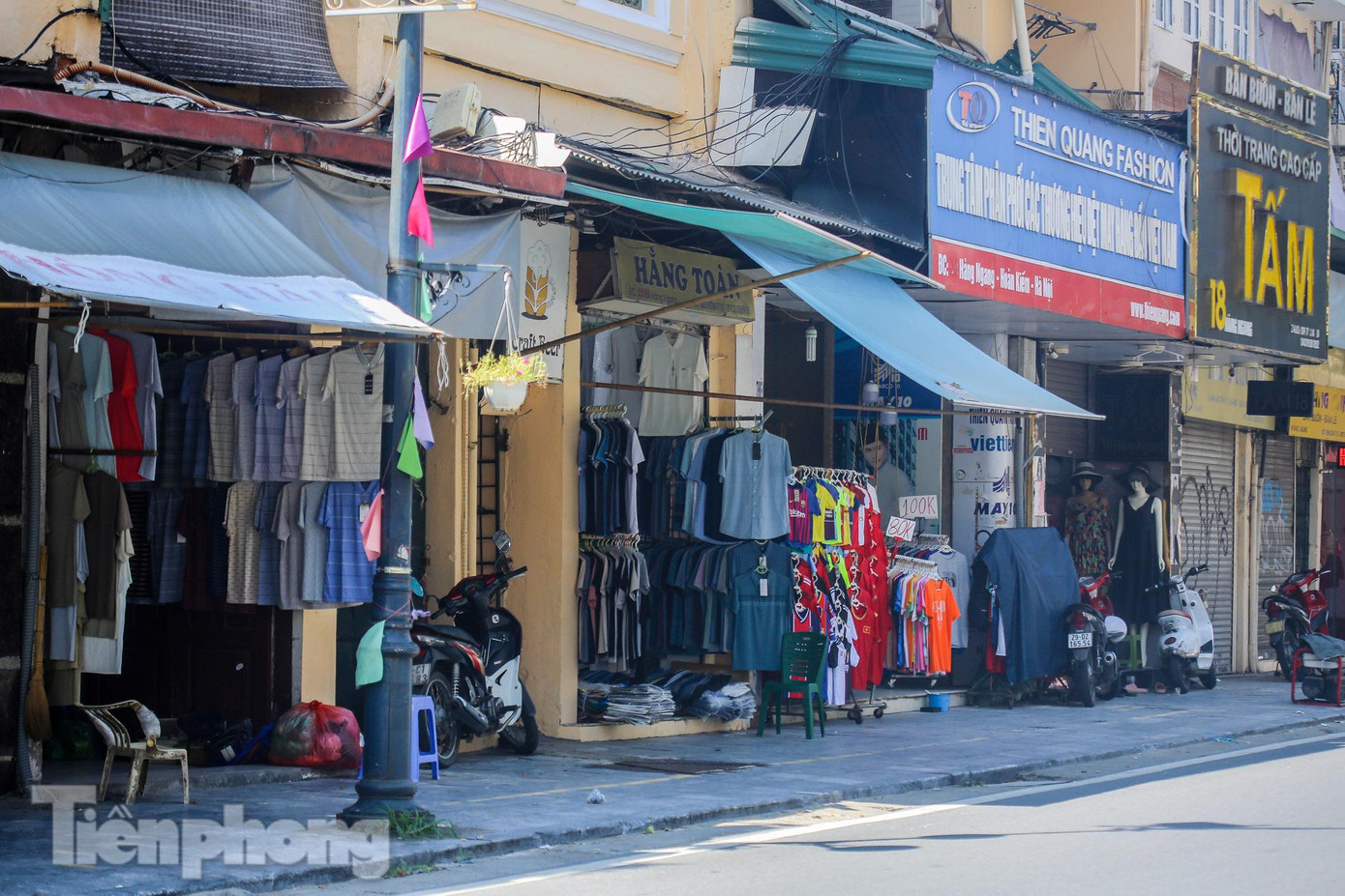 Từ ngày 28/9, UBND TP Hà Nội cho phép một số hoạt động được mở lại, với yêu cầu các cơ sở kinh doanh, dịch vụ thực hiện nghiêm quy định 5K, bắt buộc quét mã QR và các biện pháp phòng chống dịch của Bộ Y tế và thành phố. Trong đó, các cửa hàng may mặc, thời trang, hóa mỹ phẩm được phép bày bán; các trung tâm thương mại được mở lại, nhưng cửa hàng ăn uống chỉ được phép bán mang về.