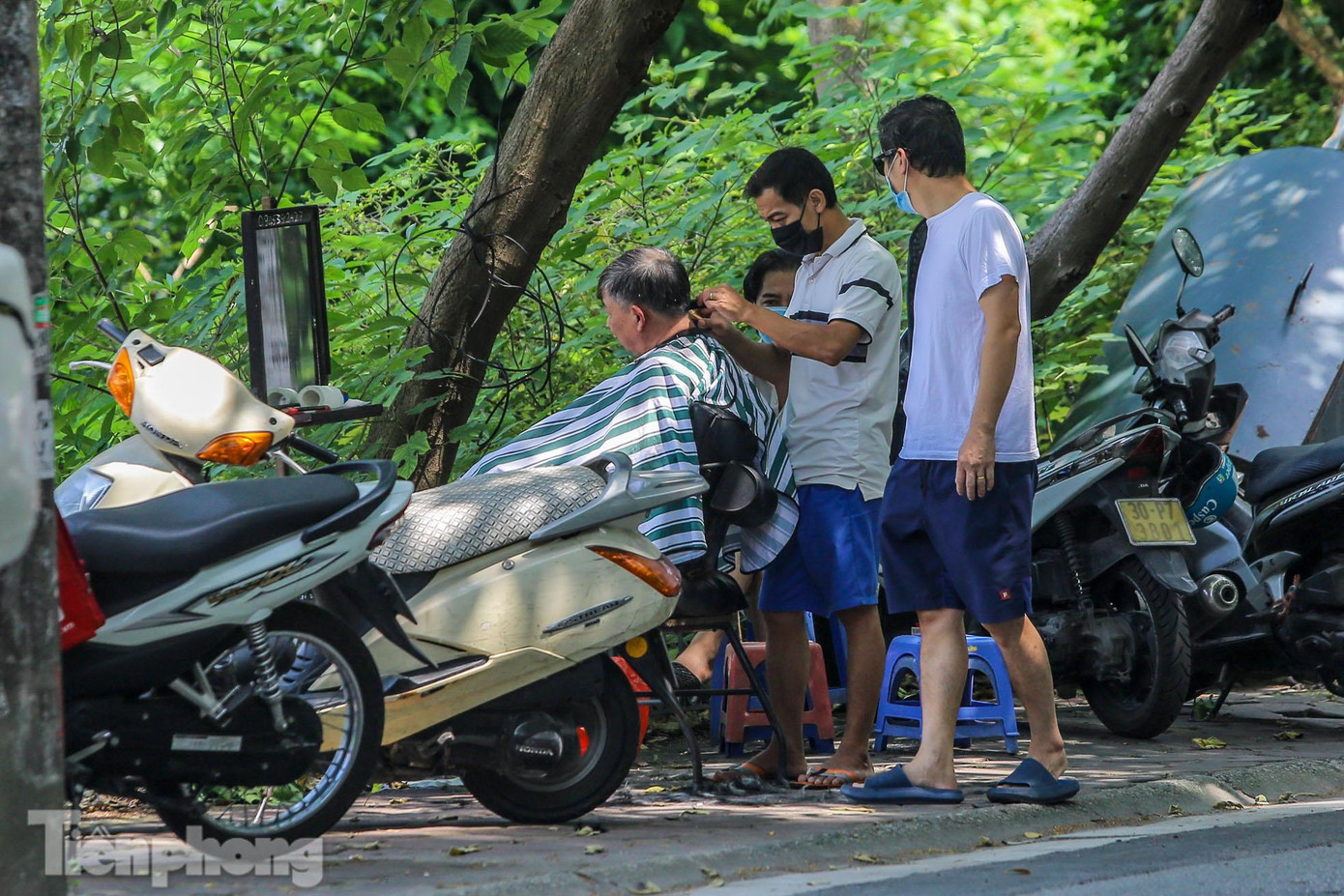 Các cửa hàng cắt tóc vỉa hè dọc phố Hoàng Hoa Thám hoạt động hết công suất. Các cửa hàng cắt tóc vỉa hè dọc phố Hoàng Hoa Thám hoạt động hết công suất.