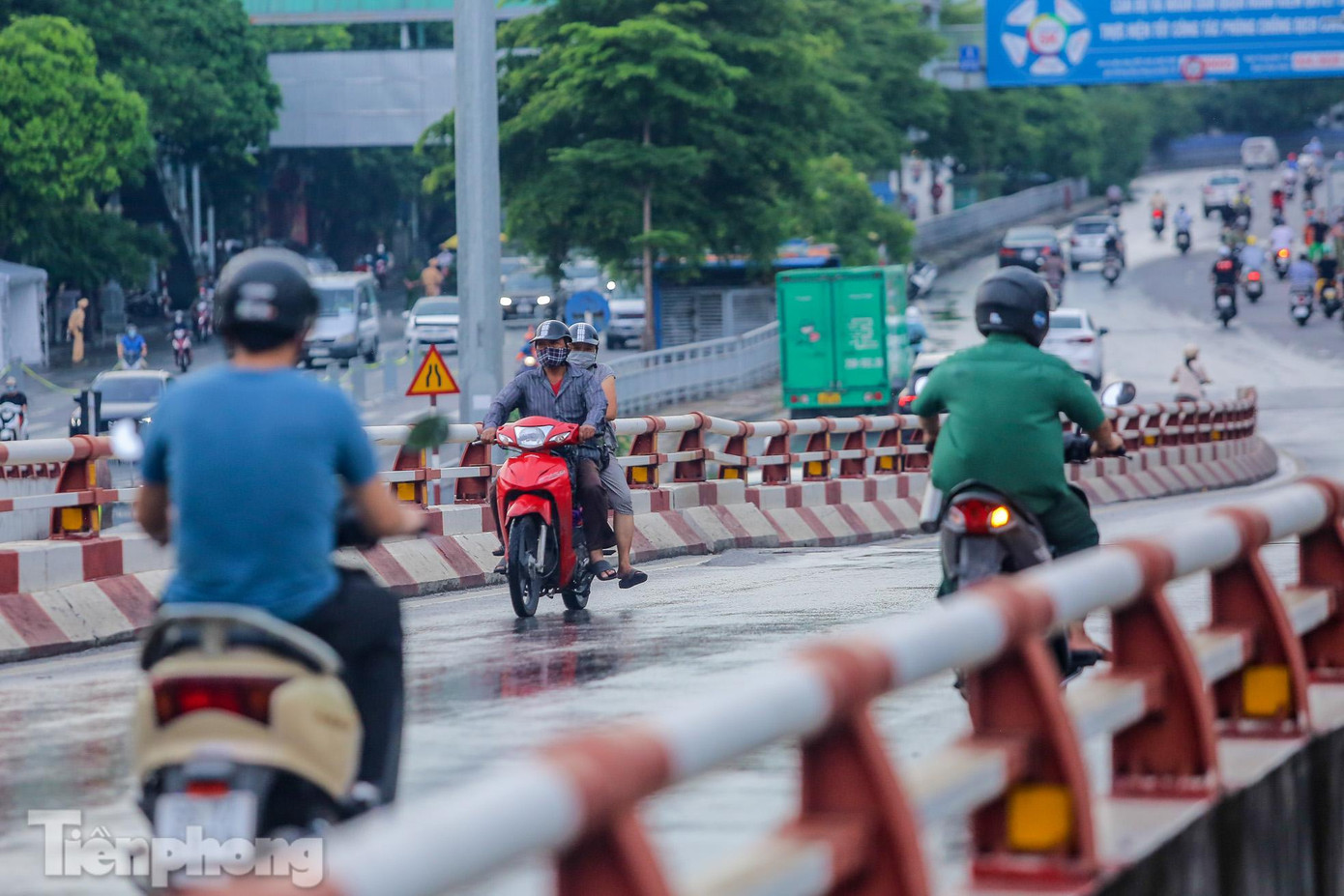 Ghi nhận của PV, chỉ trong vài tiếng đồng hồ phát hiện đến hàng trăm trường hợp vi phạm luật giao thông để né chốt kiểm dịch. Ghi nhận của PV, chỉ trong vài tiếng đồng hồ phát hiện đến hàng trăm trường hợp vi phạm luật giao thông để né chốt kiểm dịch.