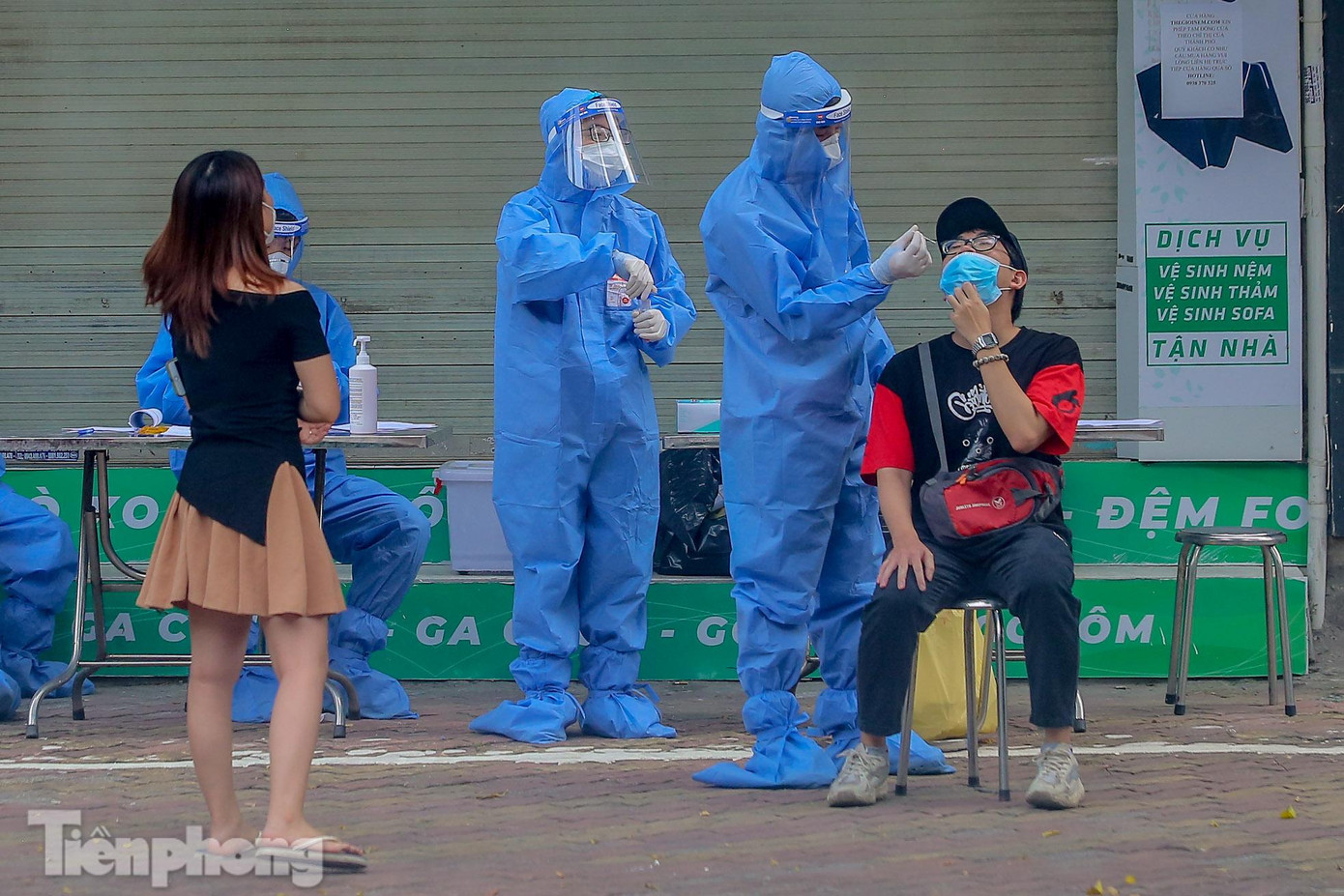 Xét nghiệm 3 ngày/lần đối với nhân viên, người lao động tại các cơ sở khám, chữa bệnh và các đối tượng có nguy cơ cao mắc bệnh và theo hướng dẫn tại Công điện số 1305 ngày 2/9 của Bộ Y tế về việc tăng cường công tác xét nghiệm phòng, chống dịch COVID-19.