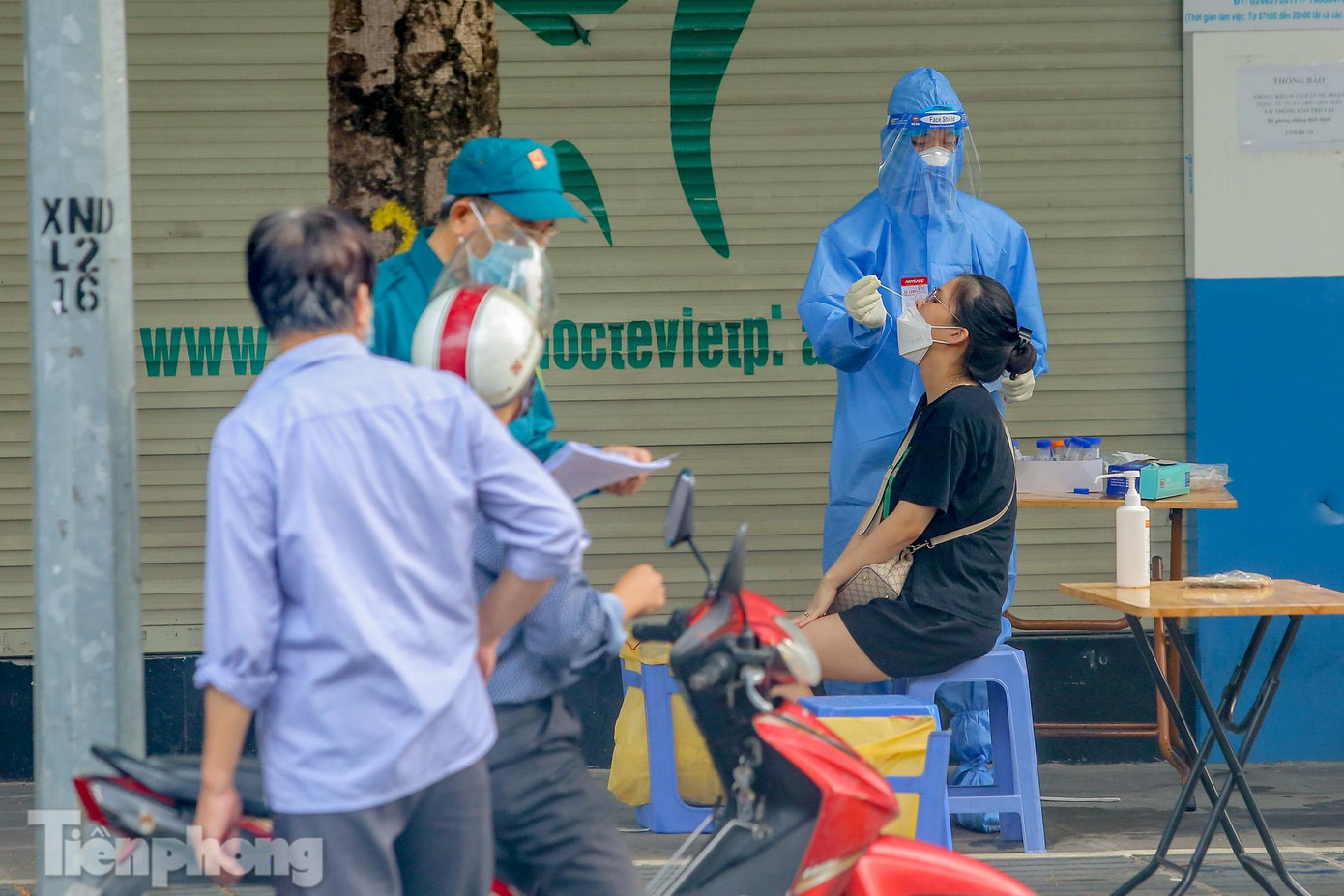 Kế hoạch yêu cầu đến ngày 15/9 tại các khu vực có nguy cơ rất cao, nguy cơ cao: hoàn thành lấy mẫu xét nghiệm cho toàn bộ người dân ít nhất 3 lần (từ 2- 3 ngày/lần); tại các khu vực có nguy cơ và các khu vực khác: hoàn thành lấy mẫu xét nghiệm cho toàn bộ người dân ít nhất 1 lần (5- 7 ngày/lần); xét nghiệm tầm soát 100% với các trường hợp có biểu hiện ho, sốt, khó thở, viêm đường hô hấp... đến bệnh viện khám, chữa bệnh và tại cộng đồng.