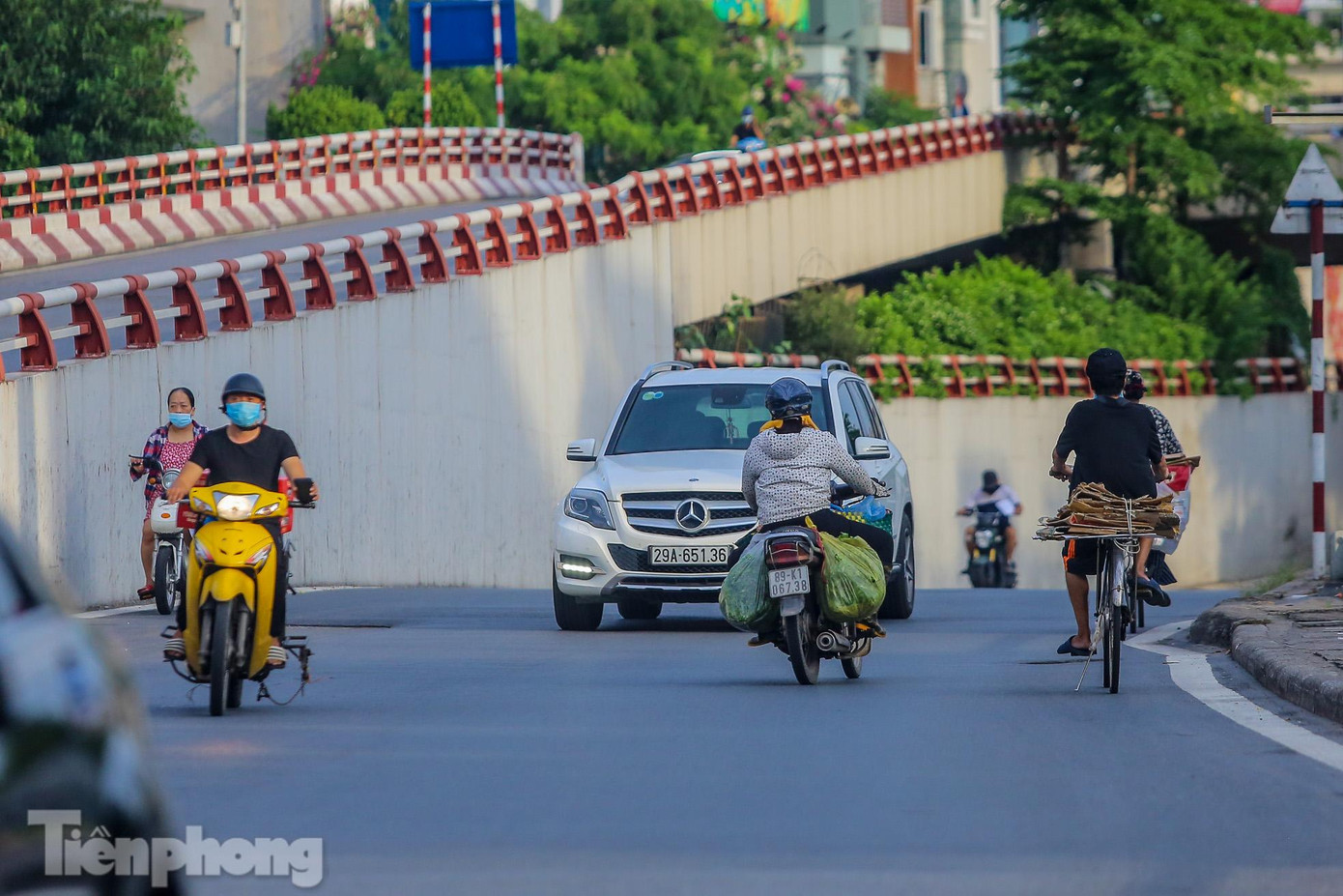 Ngoài ra, nhiều phương tiện sau khi xuống cầu hướng từ "vùng xanh" vào "vùng đỏ" đã quay đầu xe đi ngược chiều ngay lối xuống để tránh bị kiểm tra. Ngoài ra, nhiều phương tiện sau khi xuống cầu hướng từ "vùng xanh" vào "vùng đỏ" đã quay đầu xe đi ngược chiều ngay lối xuống để tránh bị kiểm tra.
