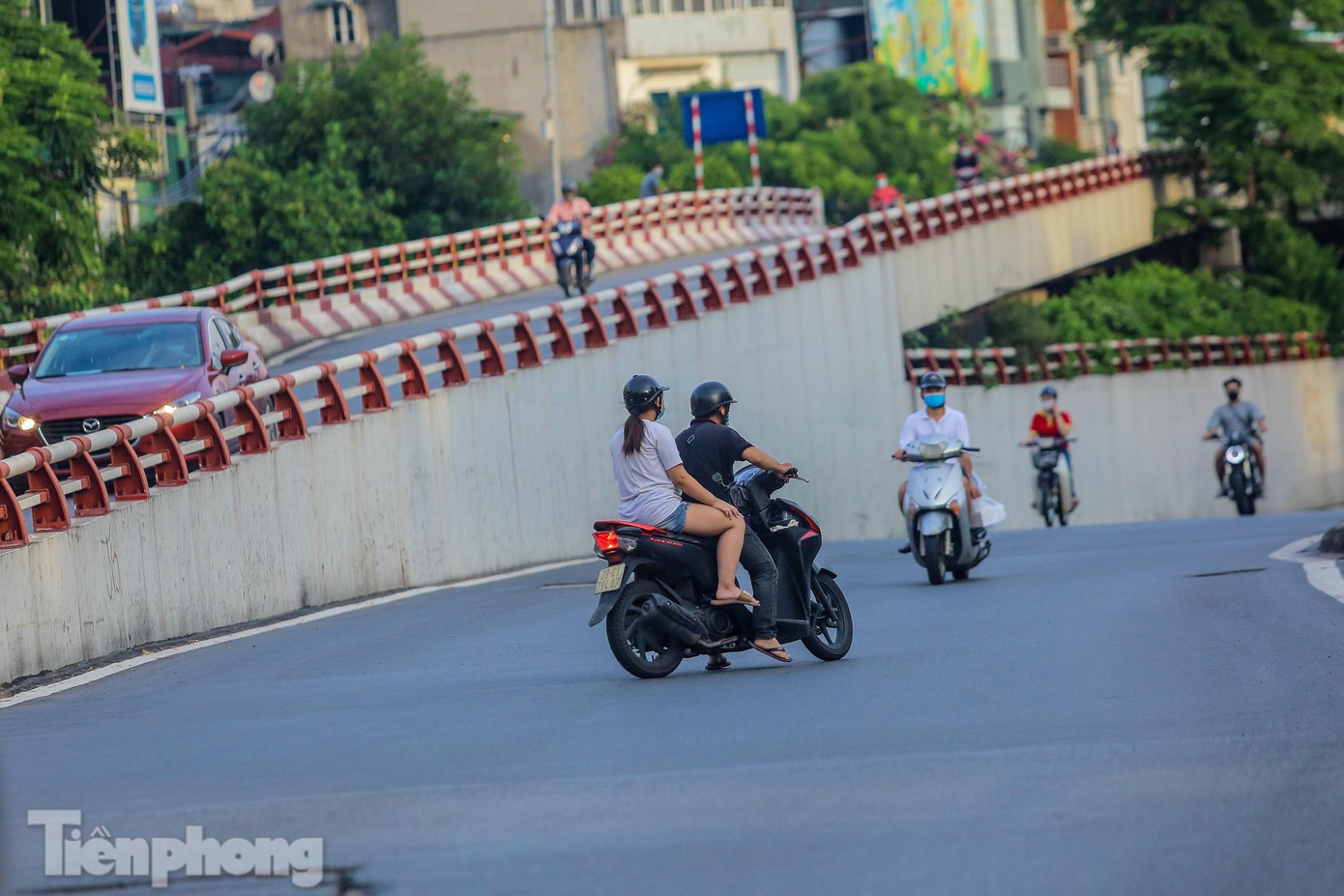Việc quay đầu xe ngay lối xuống, bất chấp đi ngược chiều để né vòng sang phần đường bên kia, phần đường có chốt kiểm soát "vùng đỏ". Việc quay đầu xe ngay lối xuống, bất chấp đi ngược chiều để né vòng sang phần đường bên kia, phần đường có chốt kiểm soát "vùng đỏ".