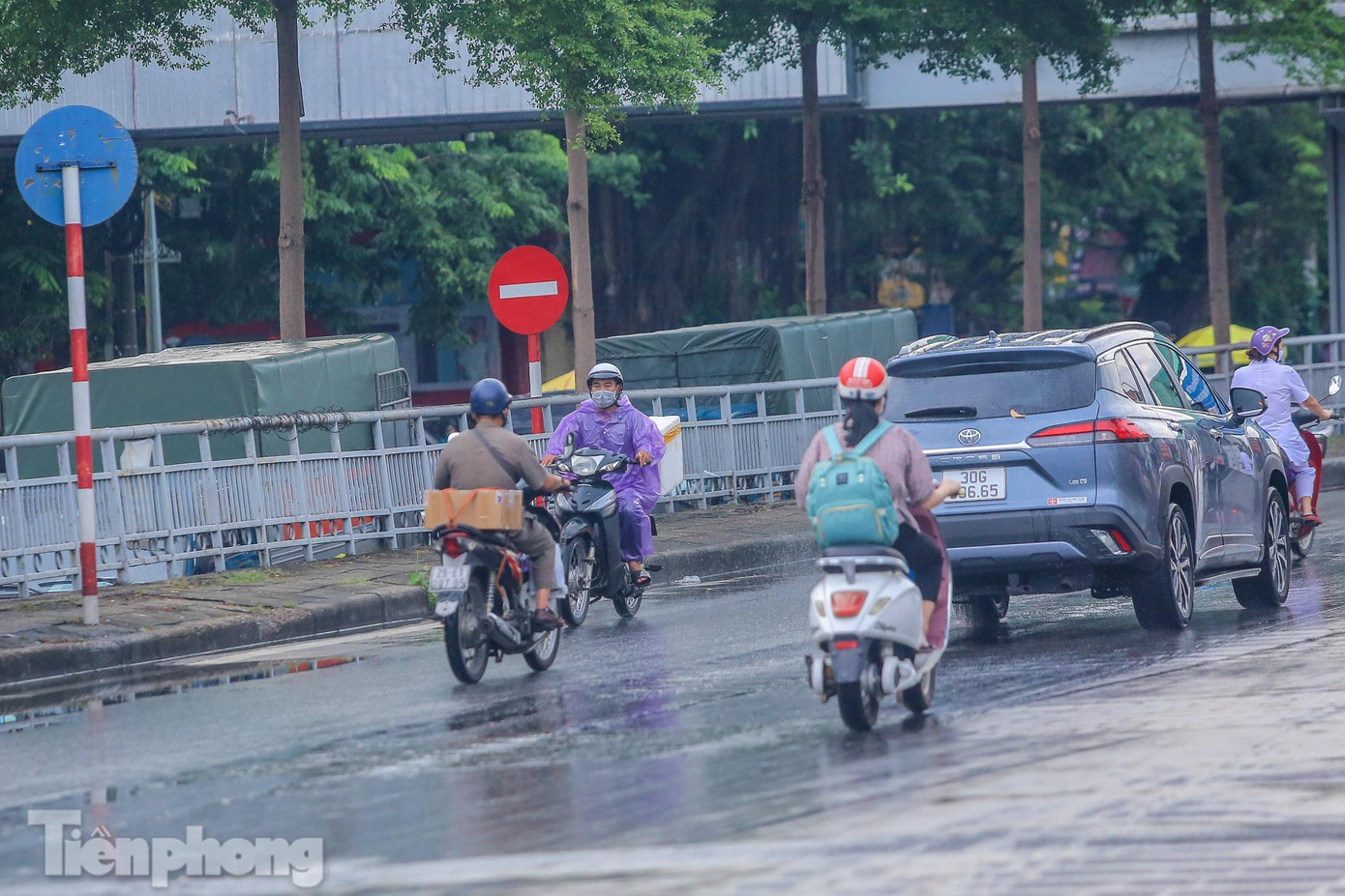 Để đi lên cầu Chương Dương không qua chốt, nhiều phương tiện đi ngược chiều đoạn đường dài 500m. Để đi lên cầu Chương Dương không qua chốt, nhiều phương tiện đi ngược chiều đoạn đường dài 500m.