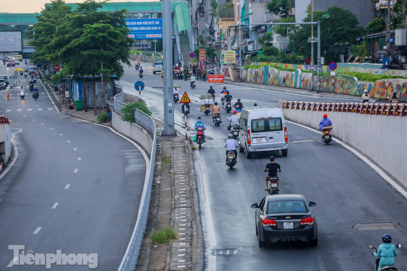 "Hàng ngày vẫn phải đi lấy hàng hoa quả bên chợ Bồ Đề về để bán, bình thường nhập ngay chợ Long Biên nhưng đang đóng cửa. Từ lúc có chốt ở đây phải tìm cách sang bên kia cầu lấy hàng", một người dân chia sẻ. "Hàng ngày vẫn phải đi lấy hàng hoa quả bên chợ Bồ Đề về để bán, bình thường nhập ngay chợ Long Biên nhưng đang đóng cửa. Từ lúc có chốt ở đây phải tìm cách sang bên kia cầu lấy hàng", một người dân chia sẻ.