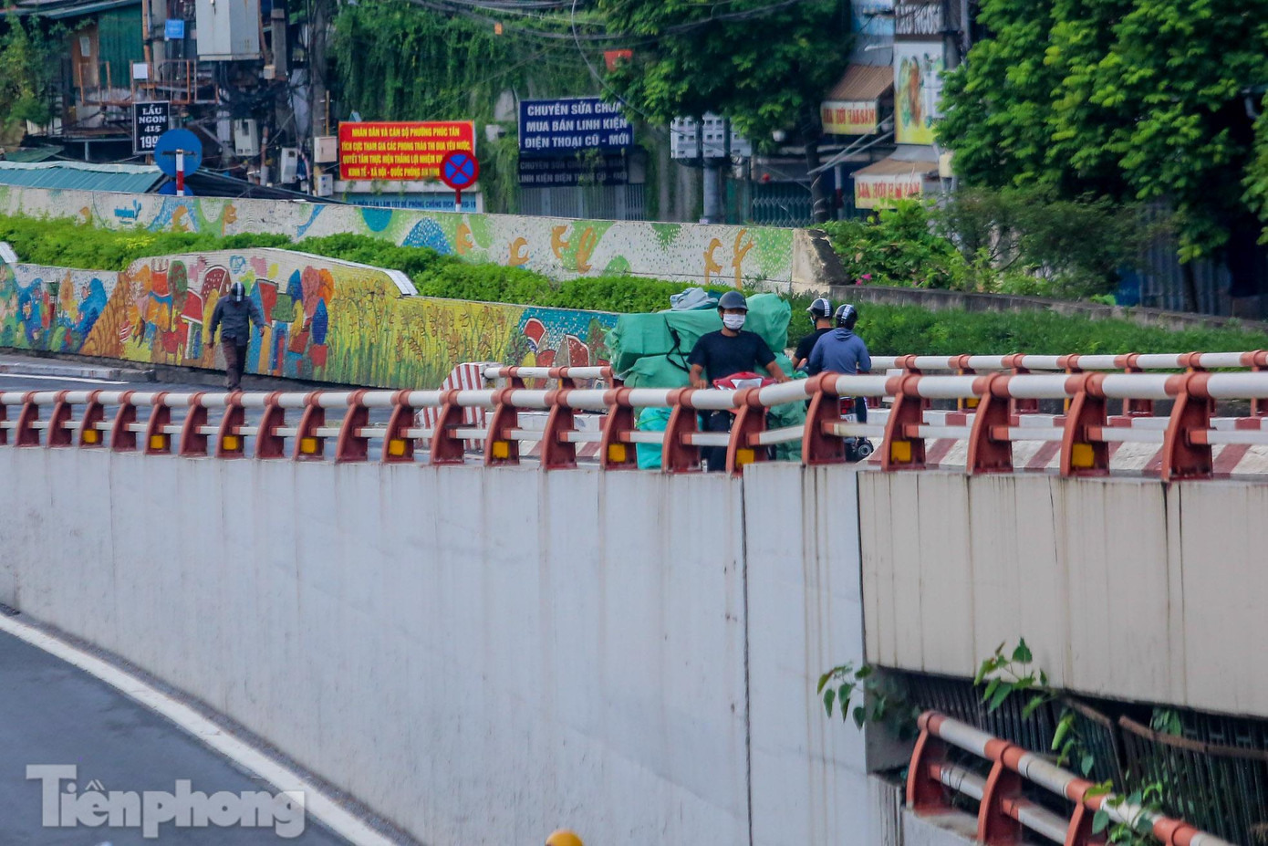 Những chiếc xe chở đồ cồng kềnh tìm mọi cách di chuyển từ "vùng đỏ" qua "vùng xanh" mà không cần giấy đi đường và tránh gặp phải sự kiểm tra của cơ quan chức năng. Những chiếc xe chở đồ cồng kềnh tìm mọi cách di chuyển từ "vùng đỏ" qua "vùng xanh" mà không cần giấy đi đường và tránh gặp phải sự kiểm tra của cơ quan chức năng.
