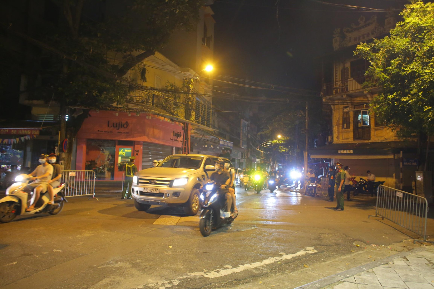 Nhiều phương tiện phải "quay xe" khi muốn vào khu vực trên.