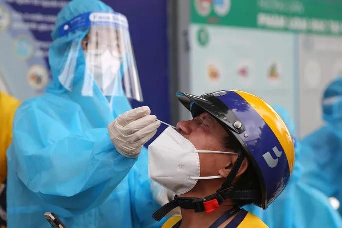 Theo chính sách của nhiều doanh nghiệp, đội ngũ shipper tại TP HCM phải trả một phần tiền khi đi xét nghiệm từ ngày 24/9.