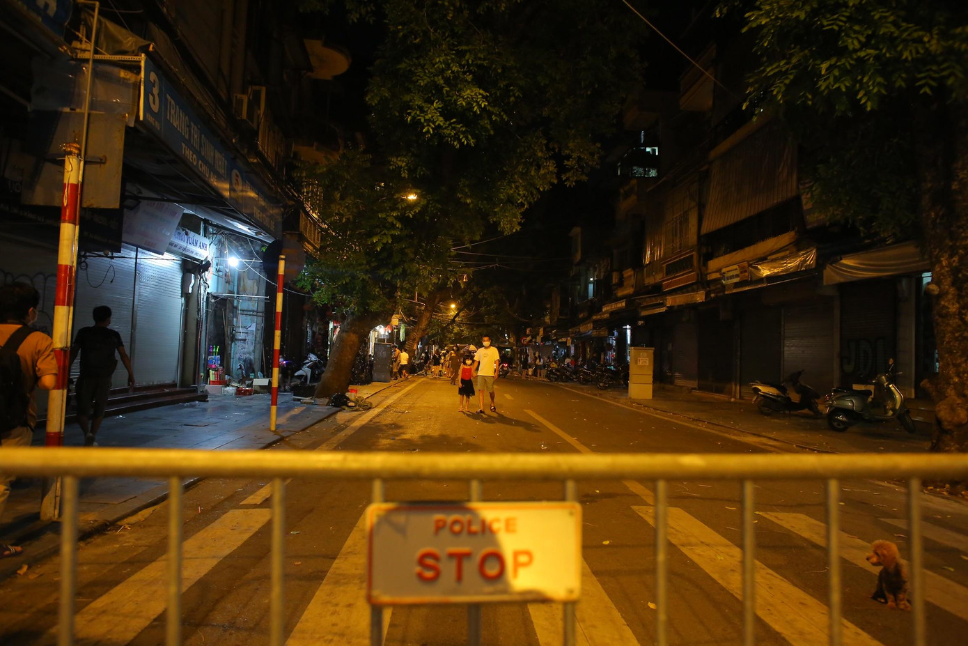 Khu phố Hàng Mã vắng lặng sau khi lực lượng chức năng rào chặn khu vực.