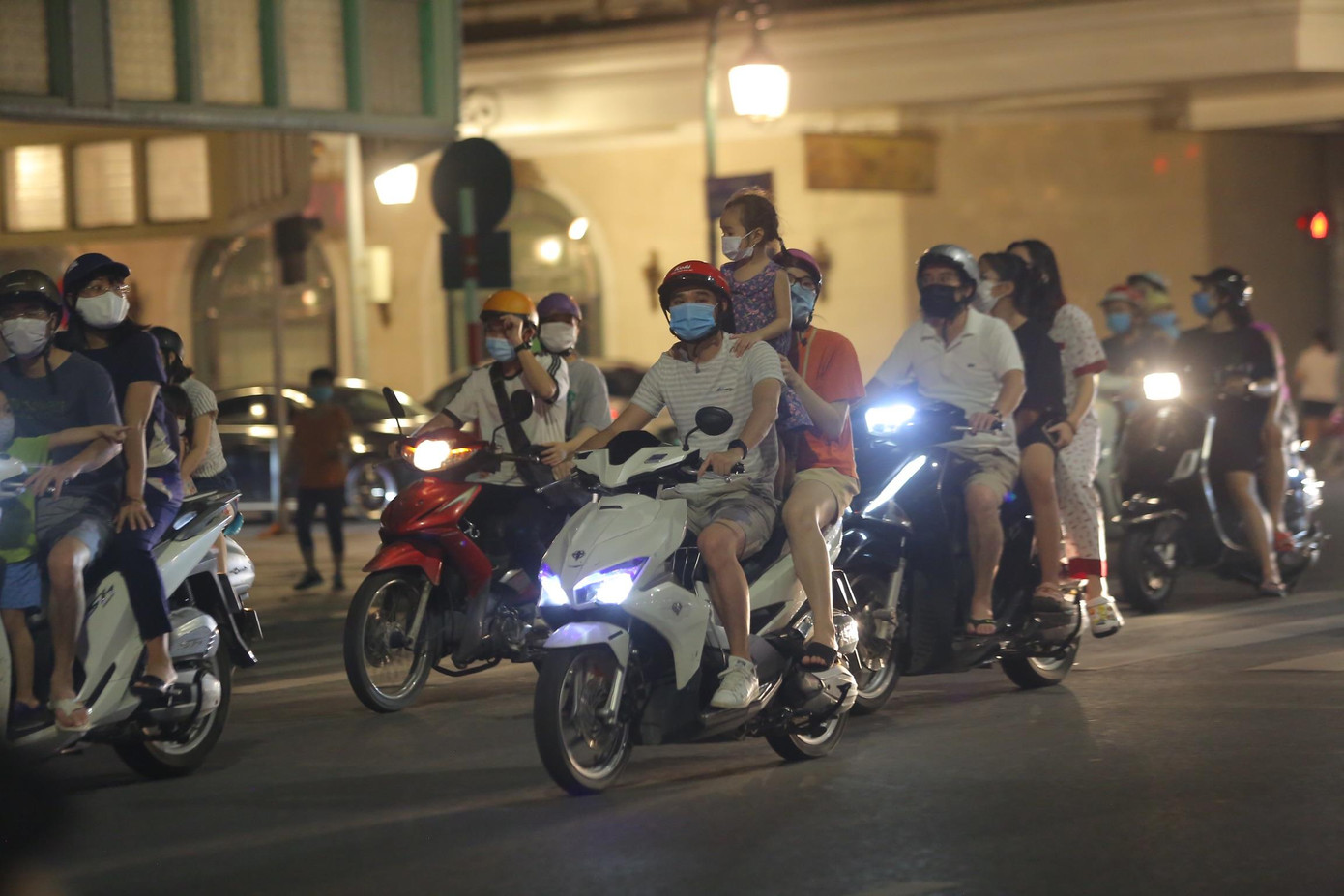 Lượng lớn phương tiện di chuyển trên phố Đinh Tiên Hoàng.