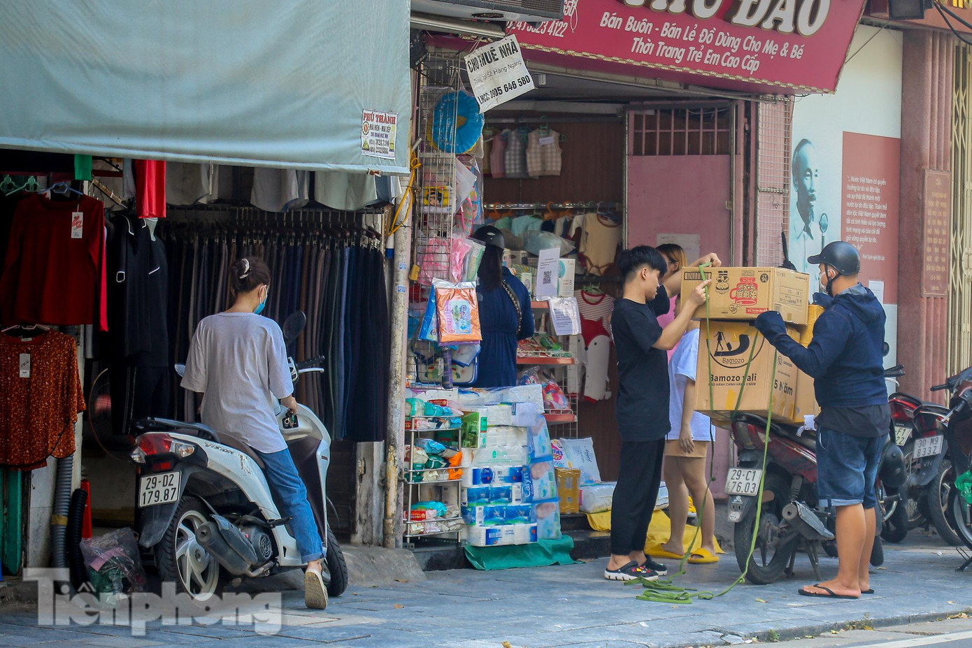 Nhiều tiểu thương cho biết, thời gian gần đây, do lo ngại dịch bệnh nên nhiều khách hàng chuyển sang mua sắm qua mạng.