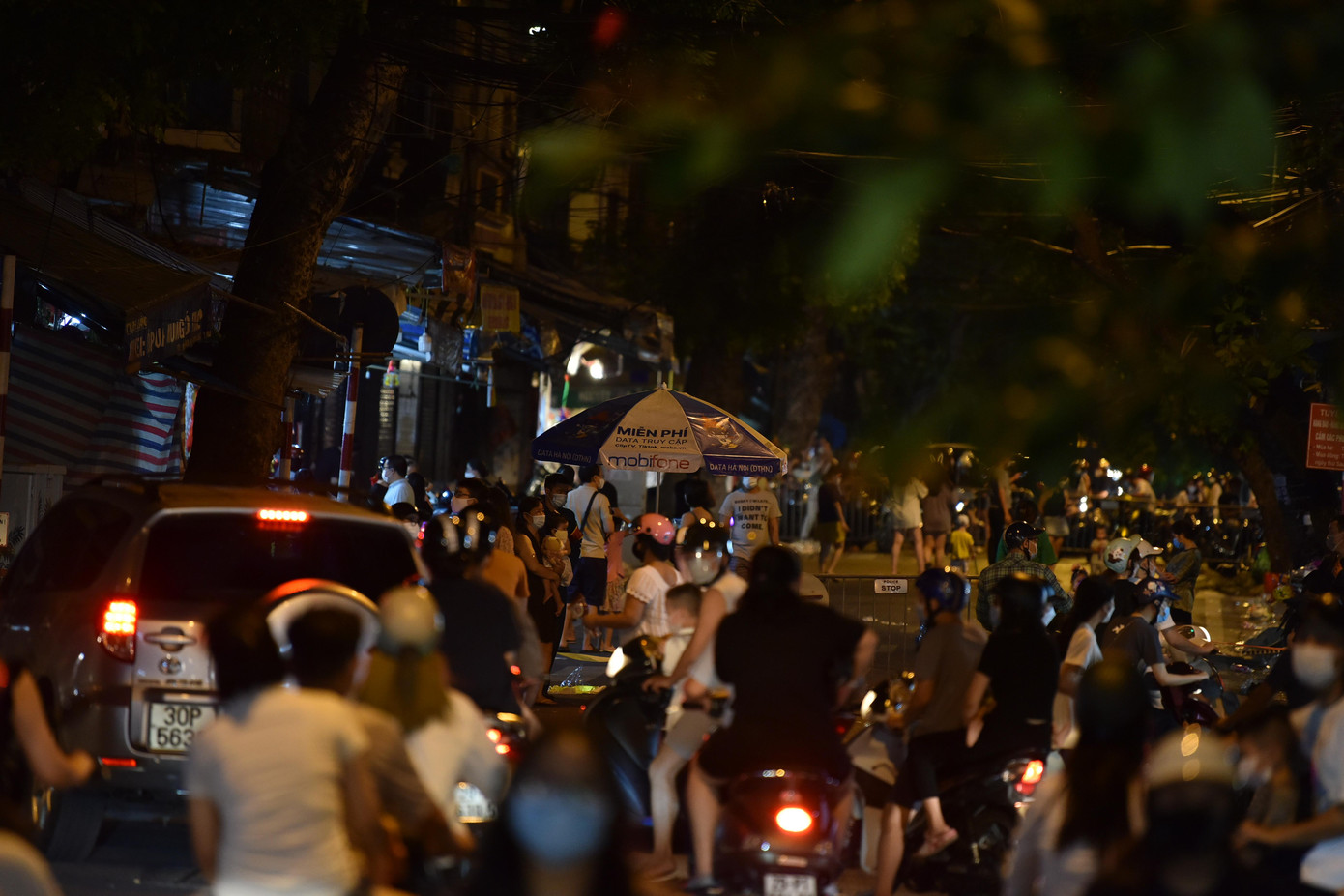 Khoảng 18h hôm nay (21/9), có khá đông người dân đến phố Hàng Mã (quận Hoàn Kiếm) để đi chơi đêm Trung thu.