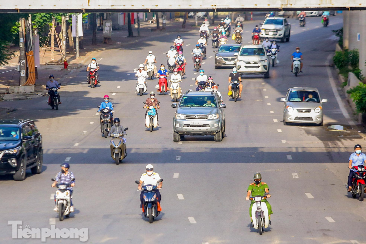 Xe đông đúc trên đường Hồ Tùng Mậu, từ phía tây hướng về nội đô.