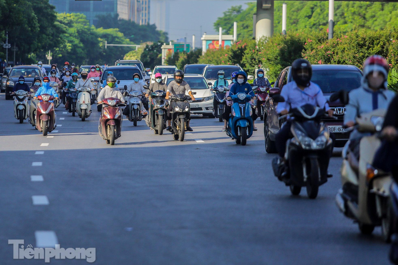 Lượng phương tiện đông đúc trên đường Trần Duy Hưng từ cửa ngõ phía Nam hướng về nội đô.
