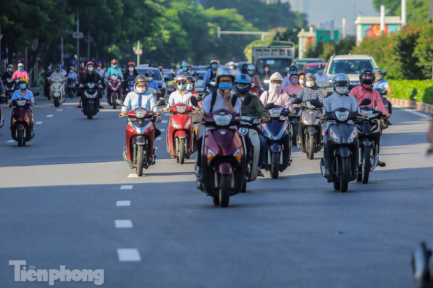 Ghi nhận của PV trong sáng nay (6/9), đường phố Thủ đô trở nên đông đúc, chưa có dấu hiệu giảm trong ngày đầu tiên thực hiện đợt giãn cách thứ tư với nhiều biện pháp chặt chẽ hơn.