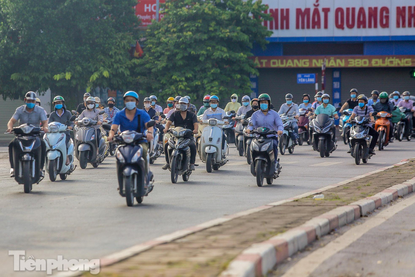 Mật độ tham gia giao thông đông đúc vào 7h30 sáng nay tại đường Láng.