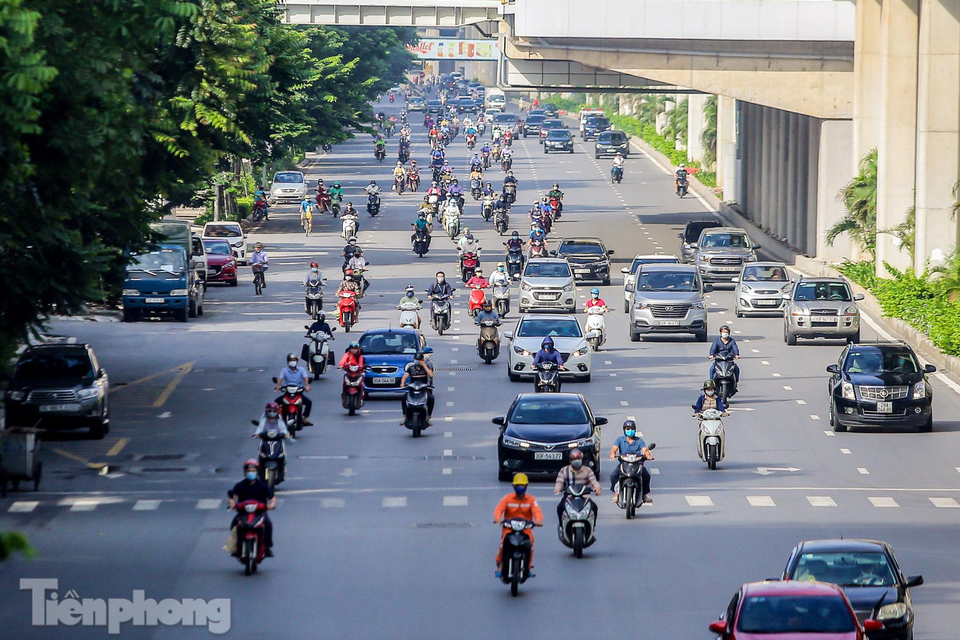 Tuyến đường Nguyễn Trãi với hơn 10 làn xe tấp nập di chuyển.