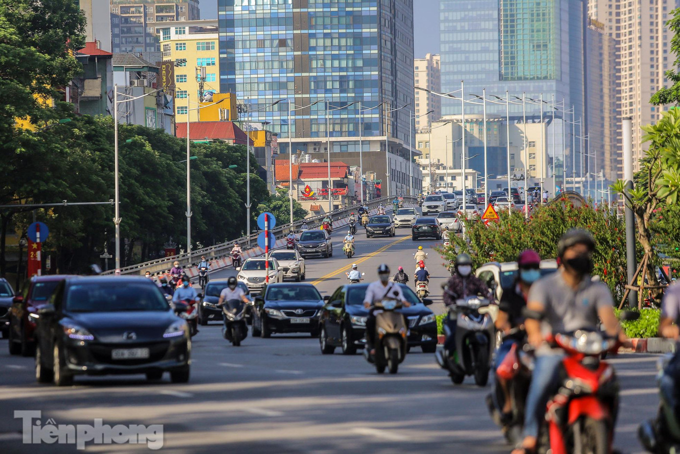 Với giấy đi đường theo quy định mới, thông báo từ lực lượng chức năng thành phố Hà Nội, trong hai ngày 6 và 7/9, các lực lượng chức năng sẽ chỉ tiến hành kiểm tra xác suất ở các điểm chốt, nhắc nhở người dân, mà chưa xử phạt nếu người đi đường chưa có giấy theo quy định mới.