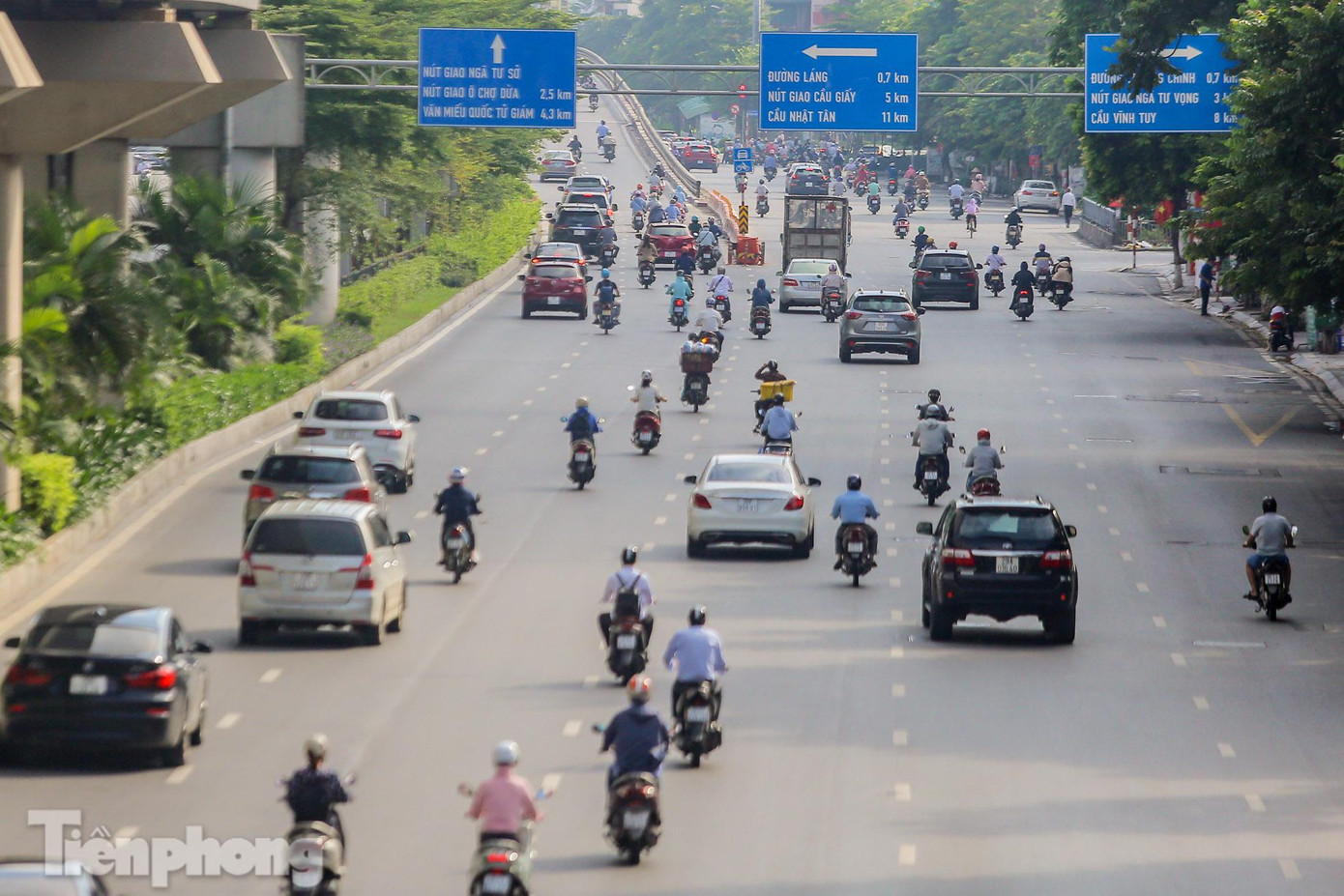 Trong thời gian giãn cách xã hội, Thành phố yêu cầu mọi người dân ở tại nhà, chỉ ra ngoài trong trường hợp thật sự cần thiết như: mua lương thực, thực phẩm, thuốc men, cấp cứu, khám chữa bệnh, tiêm chủng và các trường hợp khẩn cấp khác; đi công tác công vụ, làm việc tại cơ quan, công sở, làm việc tại nhà máy, cơ sở sản xuất, cơ sở kinh doanh dịch vụ, hàng hóa thiết yếu được phép hoạt động. Thực hiện nghiêm việc giữ khoảng cách tối thiểu 2m khi giao tiếp, không tập trung quá 2 người ngoài phạm vi công sở, trường học, bệnh viện và nơi công cộng...