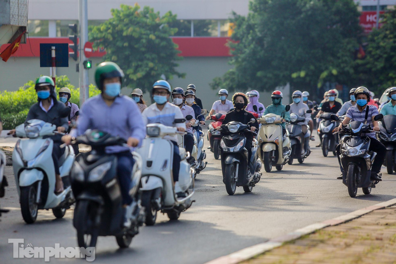 Xe di chuyển đông đúc khác hẳn với cảnh vắng lặng những ngày đầu tiên áp dụng Chỉ thị 16.