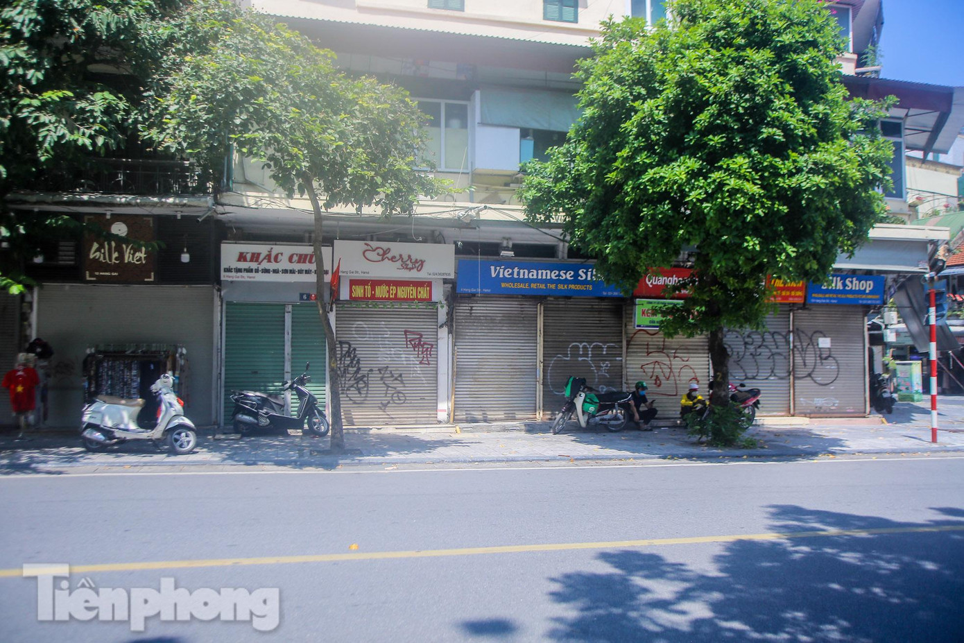 Ghi nhận của PV trên các con phố Hàng Gai, Hàng Ngang, Hàng Đào, Chùa Bộc... trong ngày đầu tiên mở lại, nhiều cửa hàng thời trang vẫn "cửa đóng then cài". Trong ảnh: Hình ảnh loạt cửa hàng nằm ở vị trí đắc địa trên phố Hàng Gai vẫn trong tình trạng "ngủ đông".
