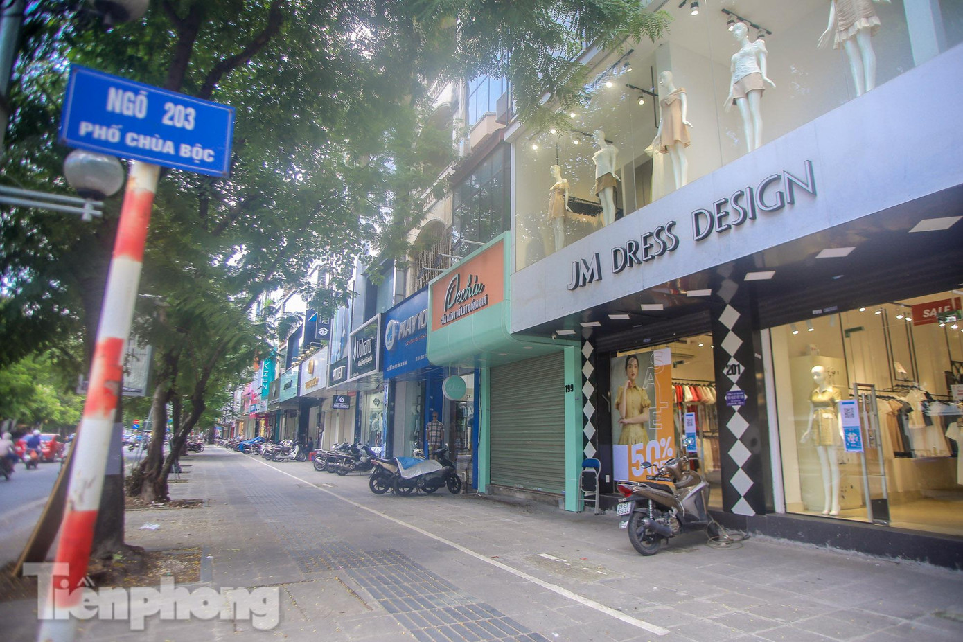 Cảnh vắng hoe trên phố Chùa Bộc, nơi chủ yếu buôn bán quần áo, thời trang.