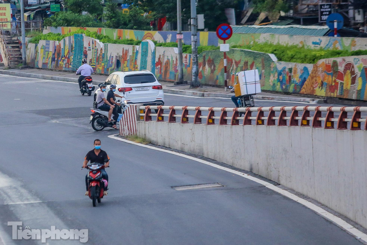 Một chiếc xe máy liều lĩnh quay đầu xe ngay đường xuống. Một chiếc xe máy liều lĩnh quay đầu xe ngay đường xuống.