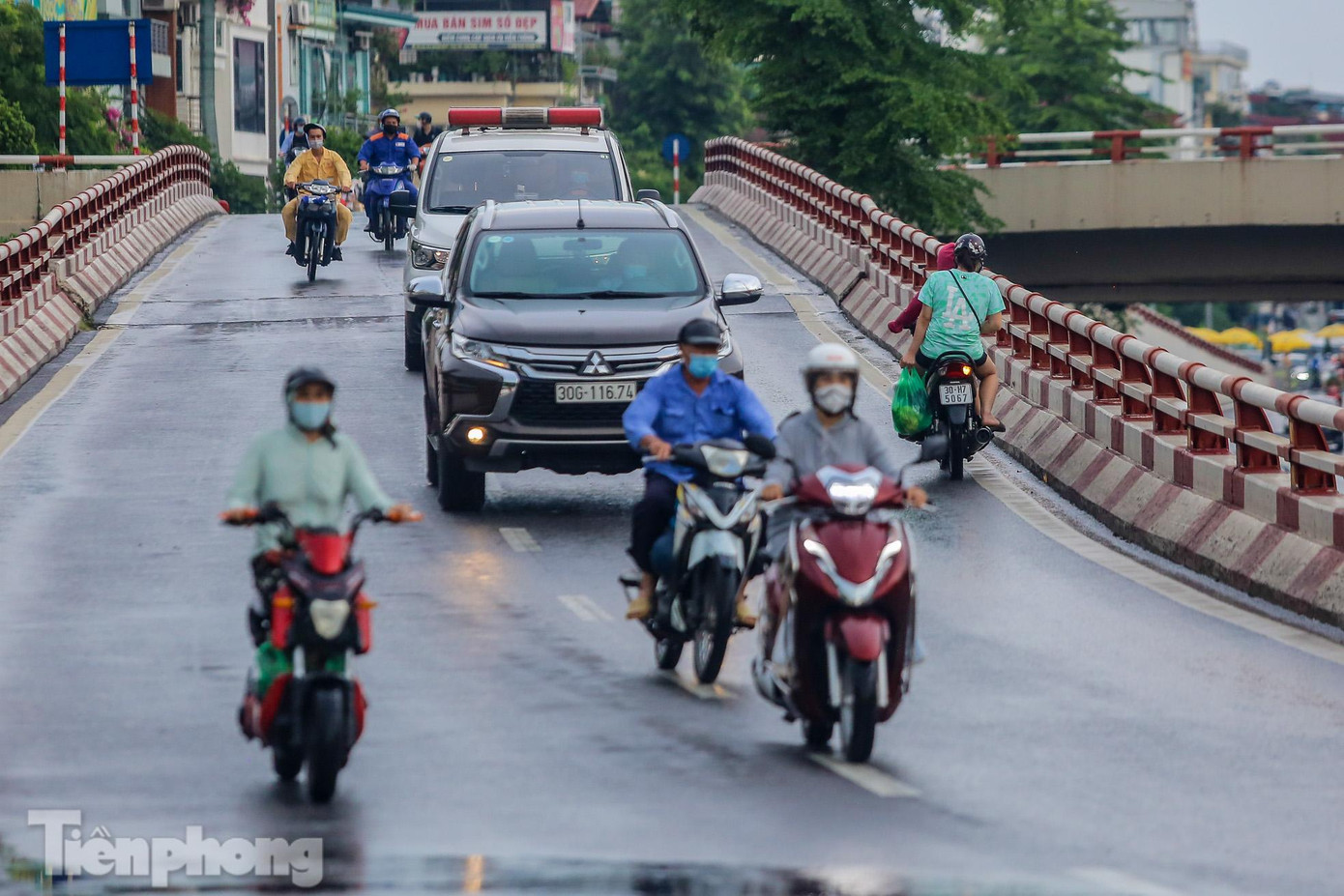 Rất nhiều phương tiện bất chấp nguy hiểm, vô tư vi phạm luật giao thông đường bộ. Rất nhiều phương tiện bất chấp nguy hiểm, vô tư vi phạm luật giao thông đường bộ.